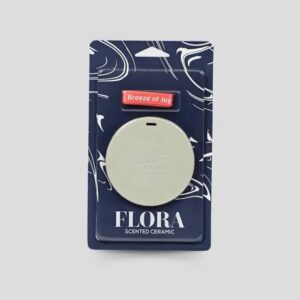 Experience a floral fragrance with a touch of freshness that comes with this piece.